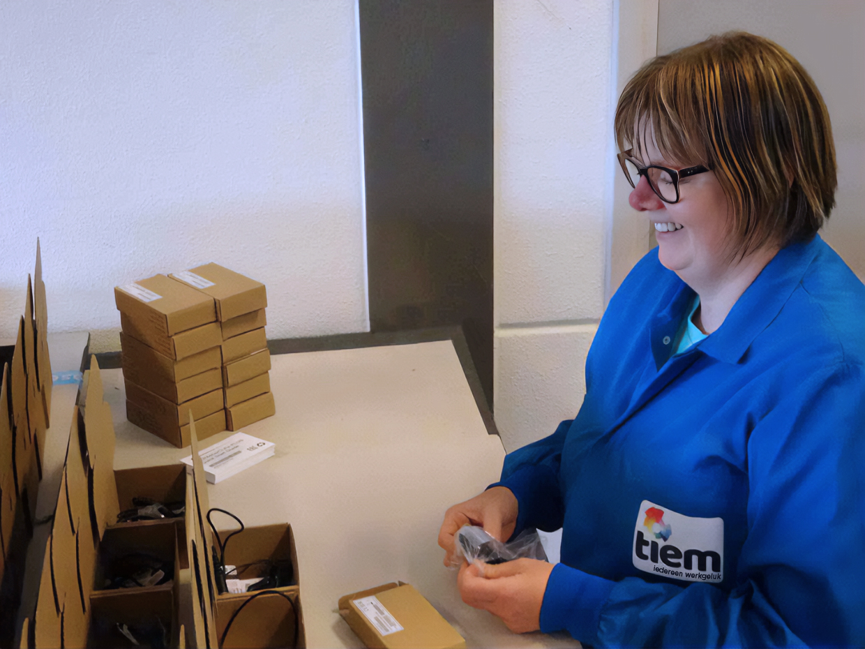 omslagfoto van de samenwerking met Tiem, hier werkt een medewerker