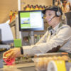 Caissière draagt Yealink WH62 headset