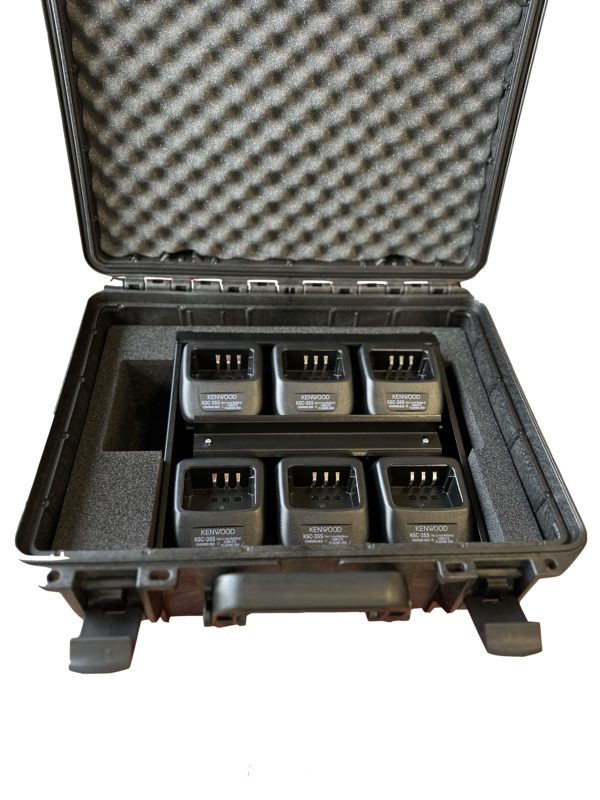 productfoto portofoon koffer met zichtbare multilader van de kenwood tk-3701d
