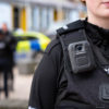V500 bodycam van motorola solutions die gedragen wordt door de politie op straat