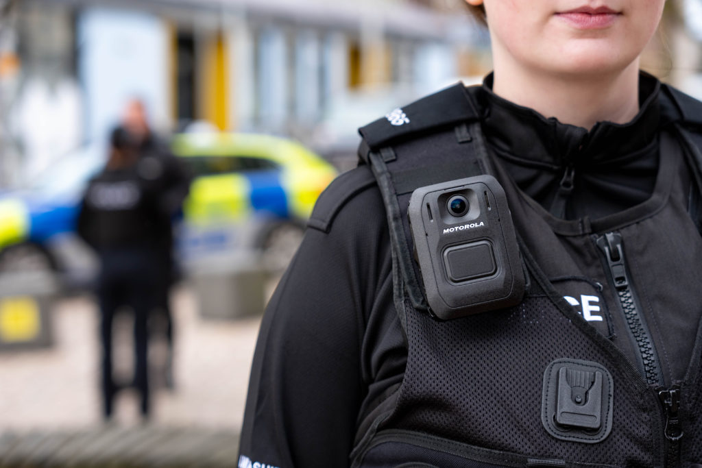 V500 bodycam van motorola solutions die gedragen wordt door de politie op straat