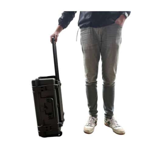 staan met portofoon rolkoffer motorola