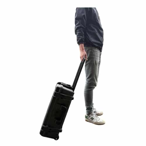 lopend met portofoon rolkoffer